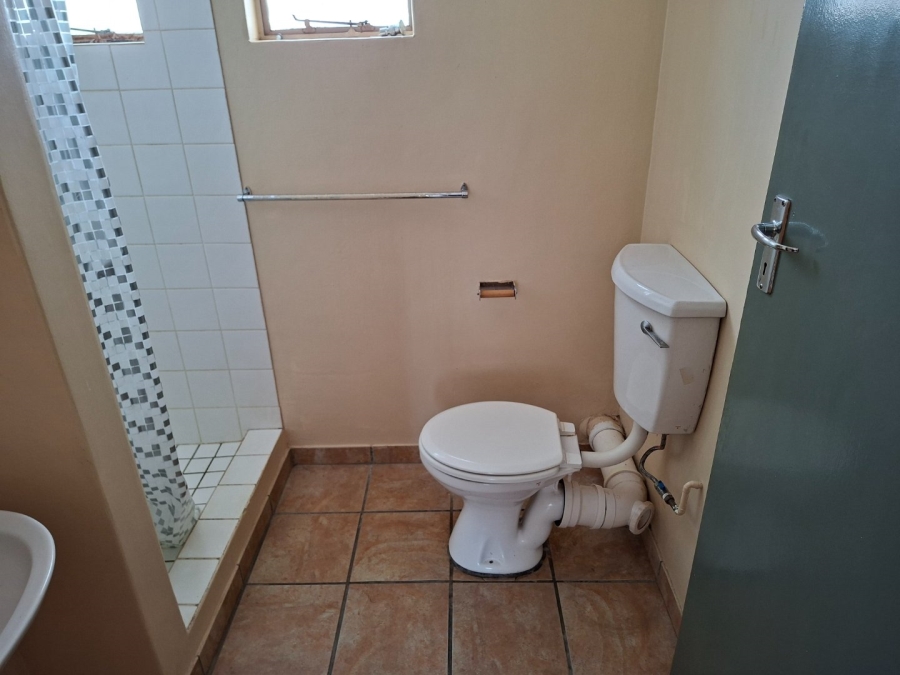 To Let 1 Bedroom Property for Rent in Kannoniers Park North West